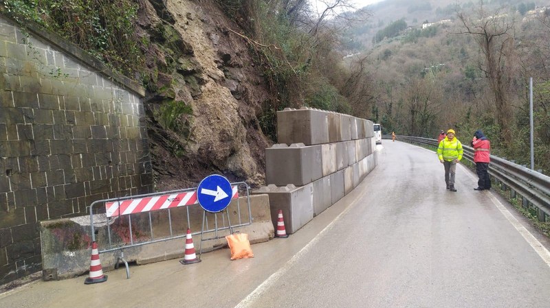 SR 325 riaperto a senso unico alternato il tratto tra San Quirico e Sasseta colpito da una frana