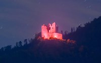 La Rocca di Cerbaia si illumina di rosso